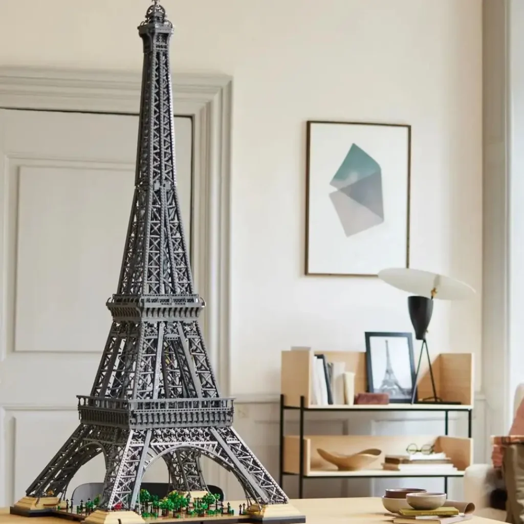 An image display of Lego Eiffel Tower